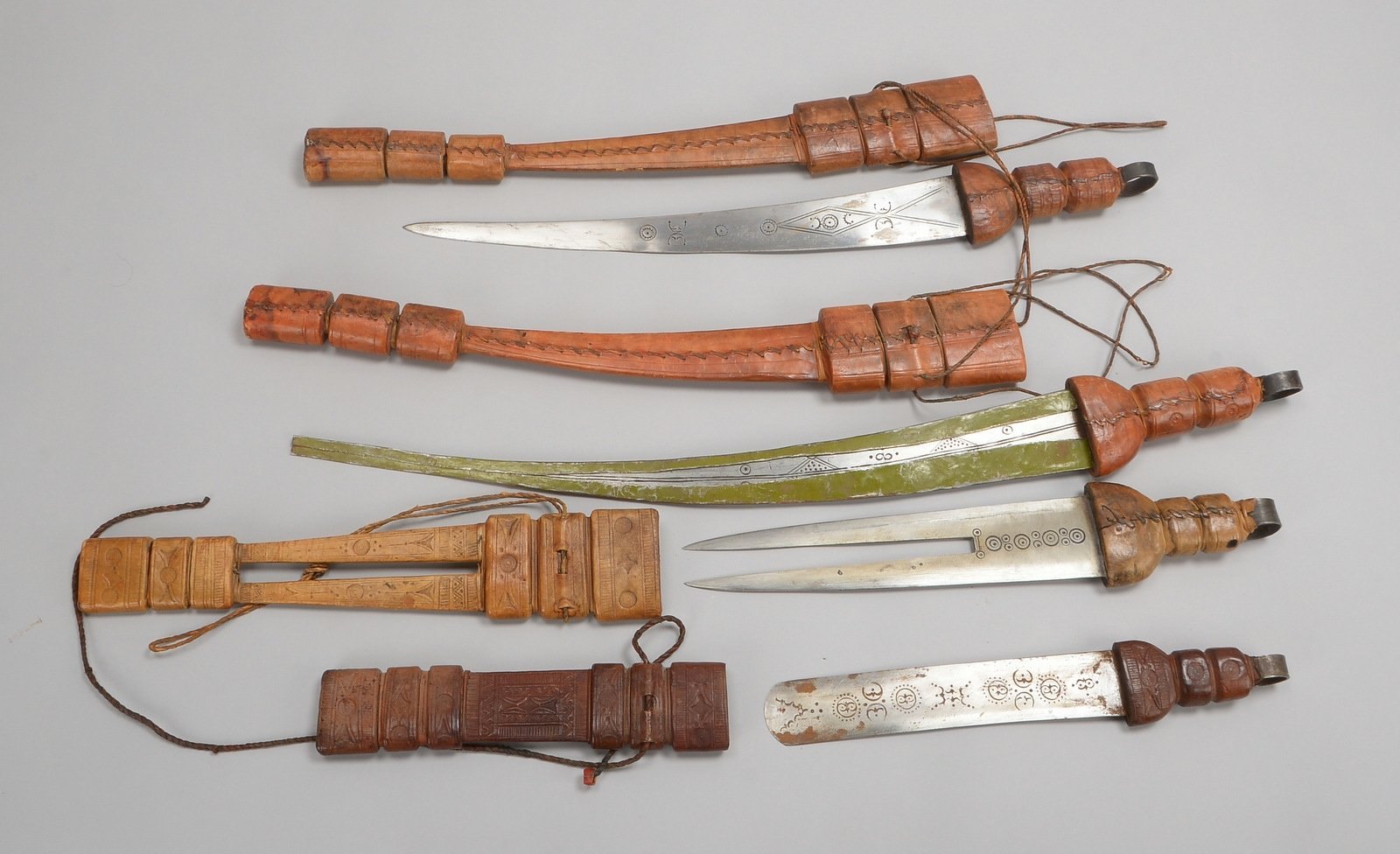 4 Hieb-/Stichwaffen: je 2x Schwerter und 2x Dolche, in Lederscheide; Länge 40 - 80 cm