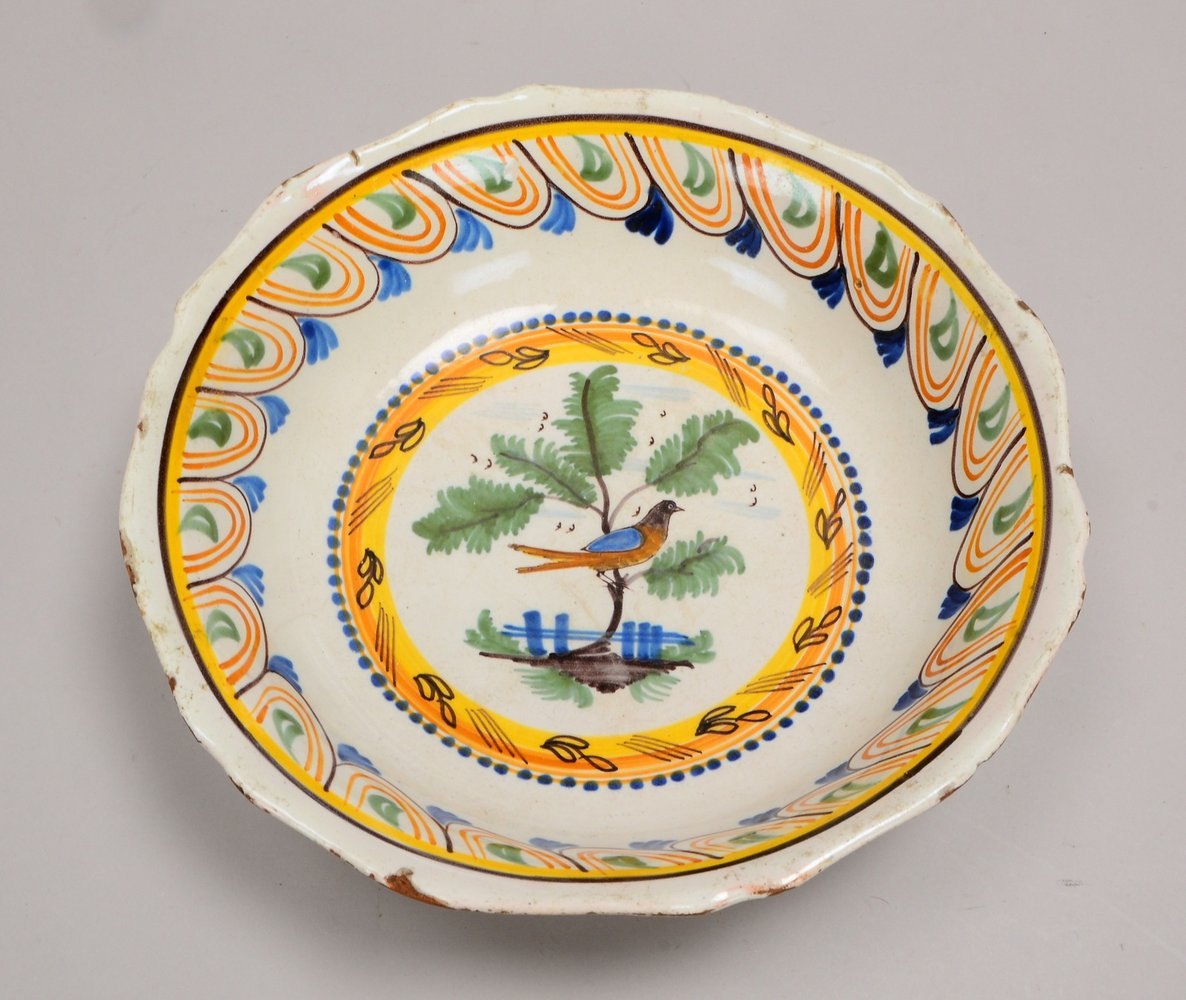 Schale, Fayence weiß glasiert, Dekor in Scharffeuerfarben, Rand ornament.; Ø 31 cm