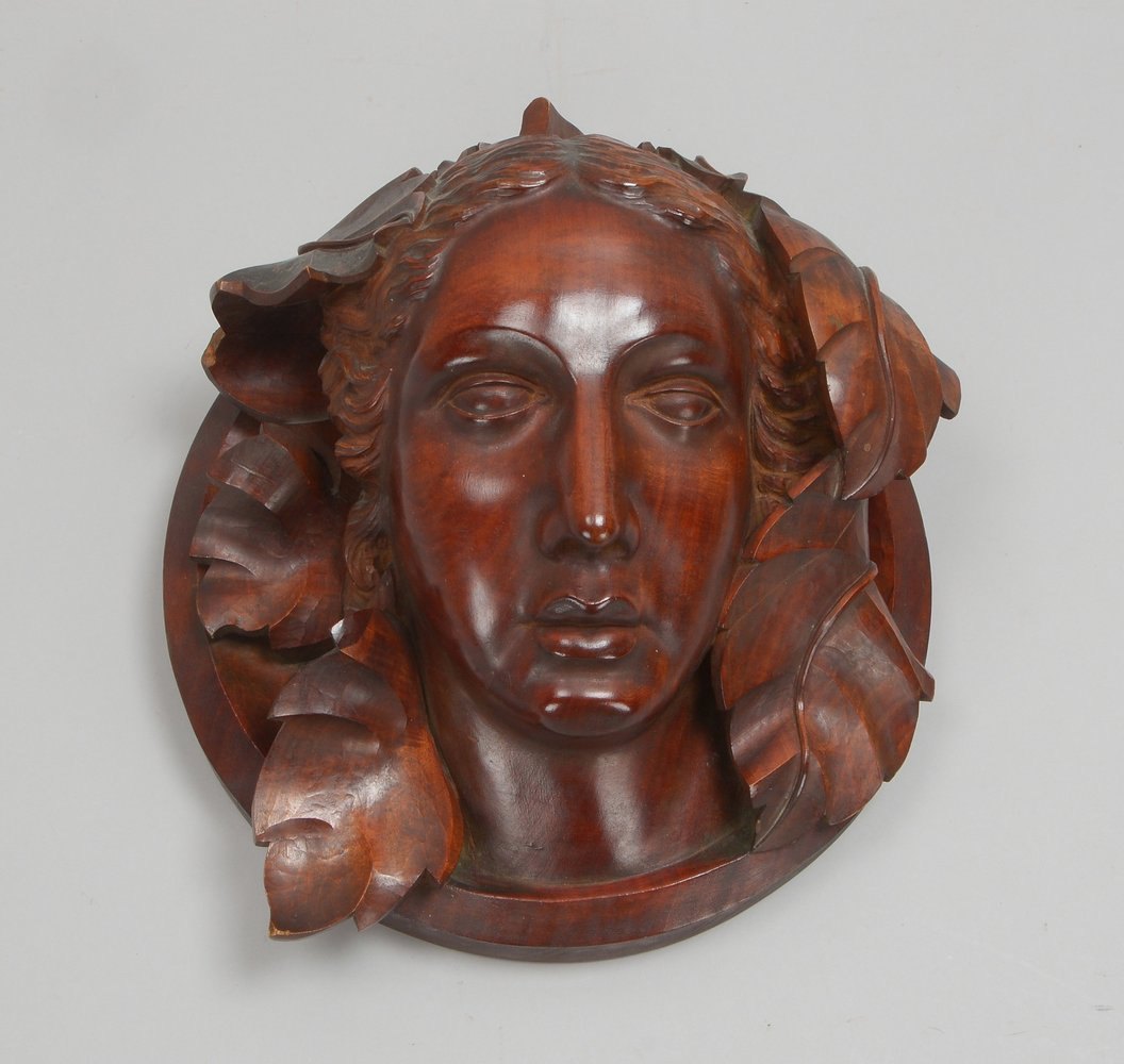 Holzschnitzerei (um 1920/1930), 'Frauenportrait mit Weinblättern', mit Wandaufhängung; Höhe 18 cm, D