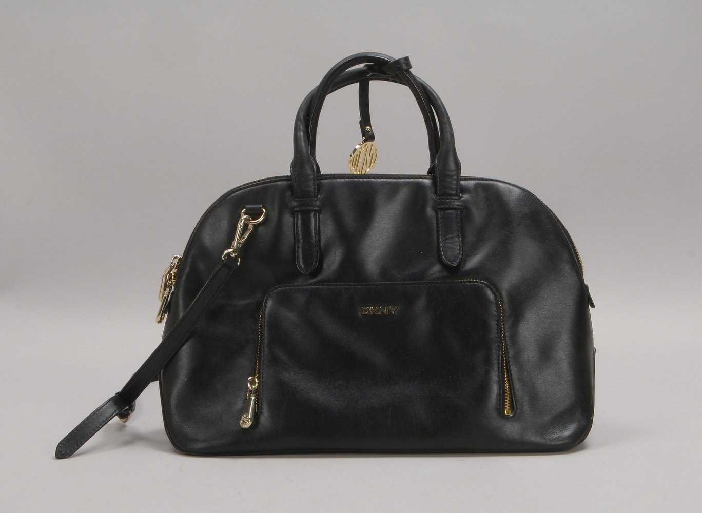DKNY, Damenhandtasche, schwarzes Echtleder, mit Außentasche und Schulterriemen