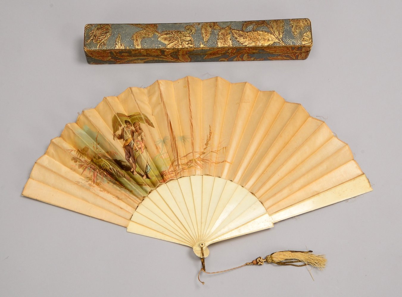 Antiker Fächer, Bein/Seide, schauseit. galantes Motiv, 'Jüngling und Mädchen', in Schatulle