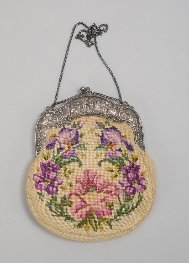 Theatertasche, antik, beidseitig Petit Point-Stickerei, mit Silber-Schließe; Höhe 20 cm