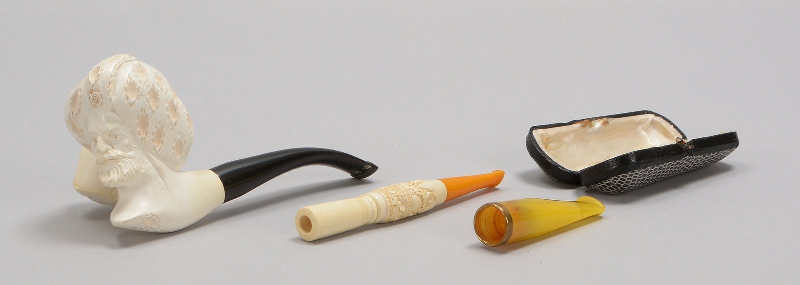 Meerschaumpfeife, geschnittener Kopf, dazu 2x Spitzen für Zigarre/Zigarette
