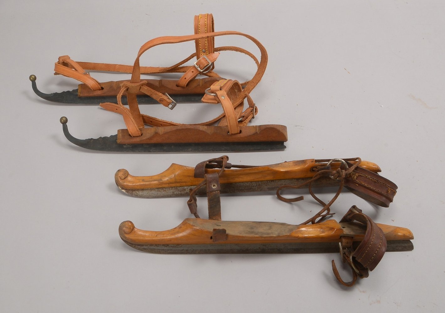2x alte Schlittschuhe, Holz, mit Eisenkufen und Lederriemen: 1x antike Ausf./1x später