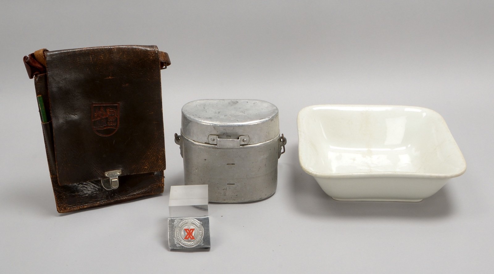 4 Militaria-Sammlerstücke: Kastenschloss, Kartentasche, Schüssel, Kochgeschirr