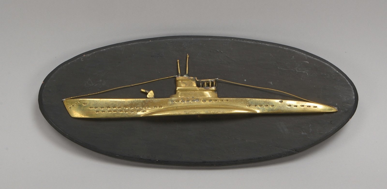 Bronzerelief, 'U-Boot', auf Holzplatte montiert; Länge 28 cm, Maße Holzplatte 33 x 13,5 cm