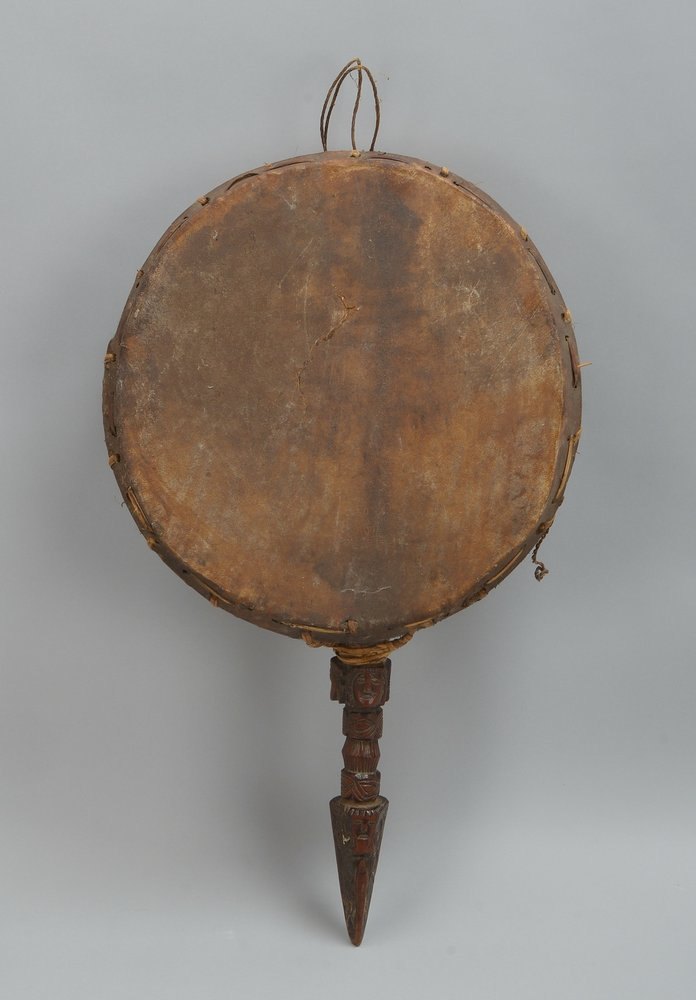 Ritualtrommel, figürl. geschnitzter Holzgriff; Höhe/mit Fuß: 69 cm, Ø 40 cm