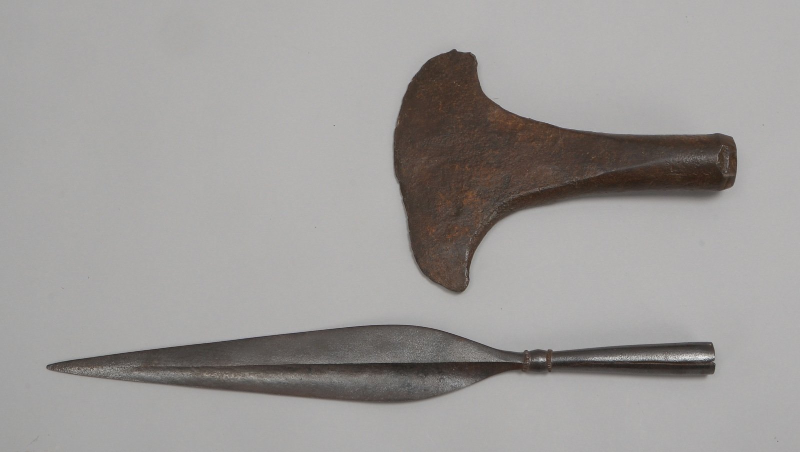 2 Sammler-Waffenstücke, Eisen: Axt, Länge 23,5 cm; und Lanzenspitze, Länge 45,5 cm