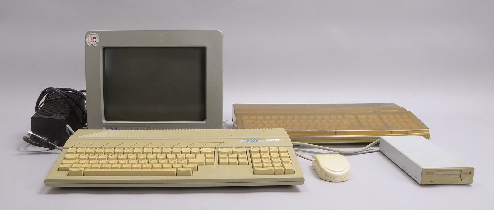 2 Atari '520 ST', mit Monitor 'SM 124', Netzteil, Floppydisk-Laufwerk, Boeder-Maus
