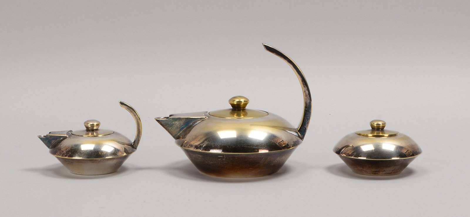 Teekern, Metall versilbert: Teekanne, Zuckertopf und Sahnekännchen; Höhe Kanne 13 cm