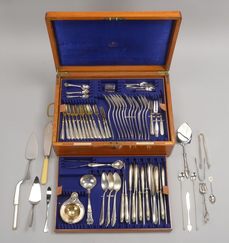 Besteckkasten (England) mit etwas Inhalt/versilberte Teile und Metallbesteck