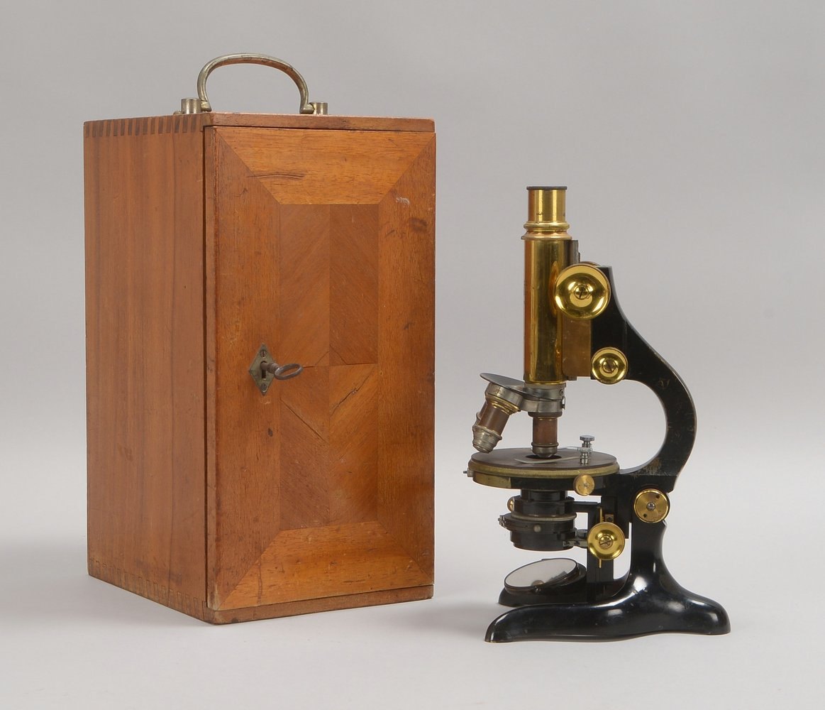 Mikroskop, E. Leitz, No. '104761', Vergr. bei 170 mm Tubuslänge/250 mm Bildweite