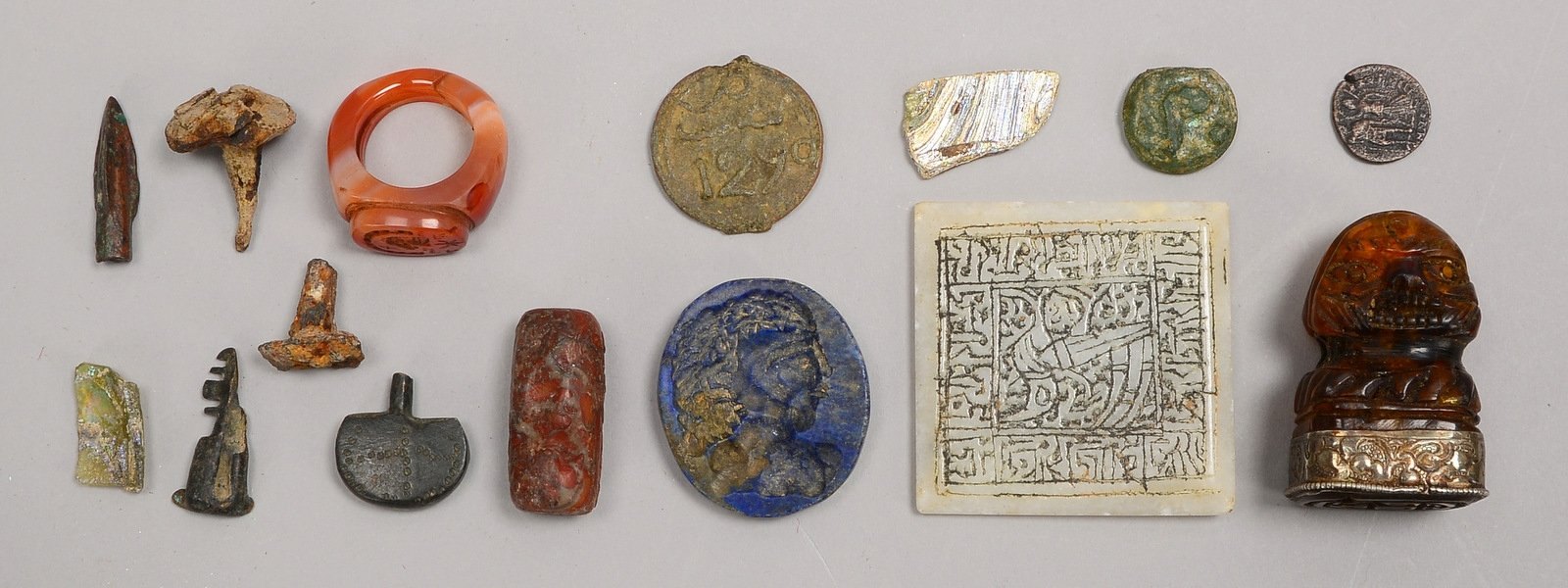 Kleines Sammler-Konvolut, unterschiedliche Teile und Materialien (Siegel, Ring, u.a.)