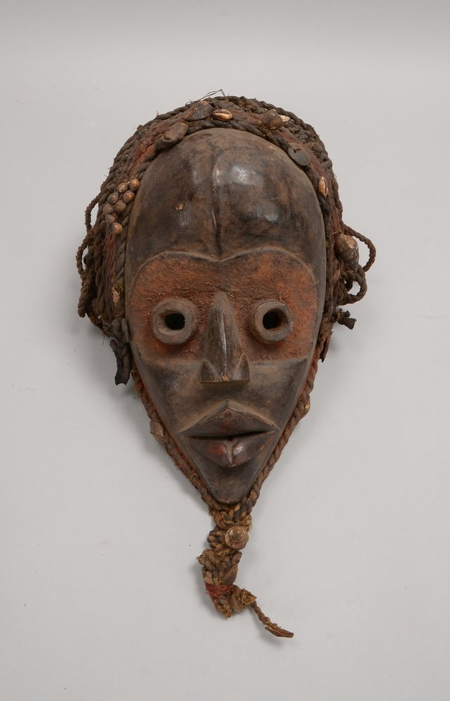 Tanzmaske/Ritualmaske, mit Muscheln und Flechtwerk verziert; Höhe 40 cm, Breite 25 cm