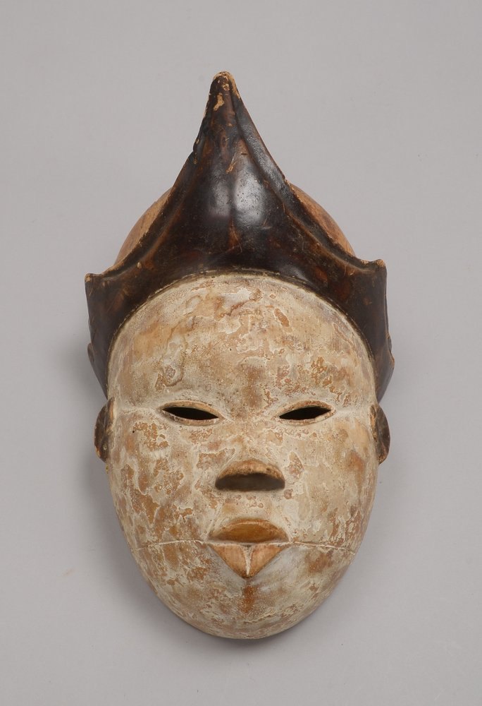 Tanzmaske/Ritualmaske, partiell weiß gefasst; Höhe 26 cm, Breite 18 cm