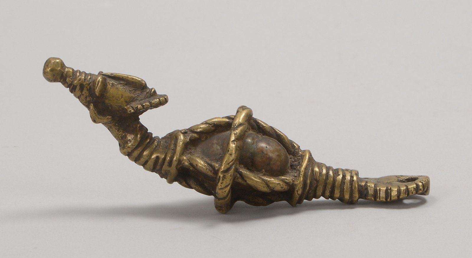 Figürlicher Anhänger, Bronze, mittig mit Steinbesatz; Länge 17 cm