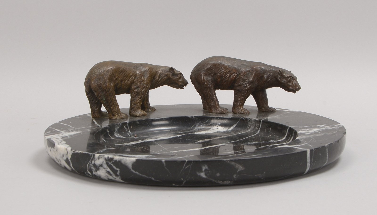 Visitenkarten-Schale, Marmor, mit 2x figürl. Bronze-Appl. ('Zwei Bären'); Ø 35 cm