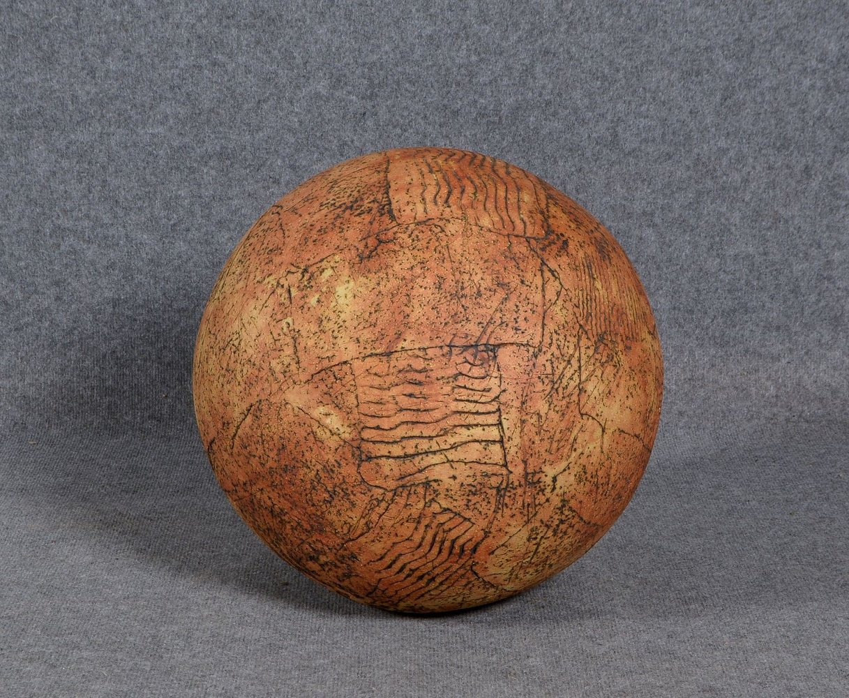 Gartendekoration/Kugel, Keramik, umlaufend mit strukturierter Oberfläche; Ø 46 cm