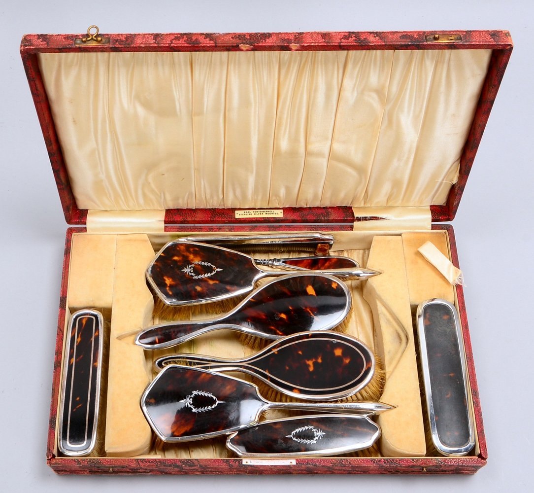 Sammler-Accessoires: Ankleide-Garnitur, Schildpatt und Sterlingsilber, 9-teilig, im Etui