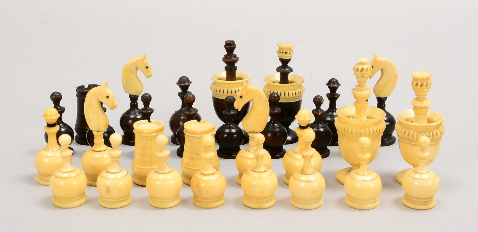 Schach-Spielfiguren, Bein und Holz, im Holzkasten (einzelner 'Turm' fehlt)