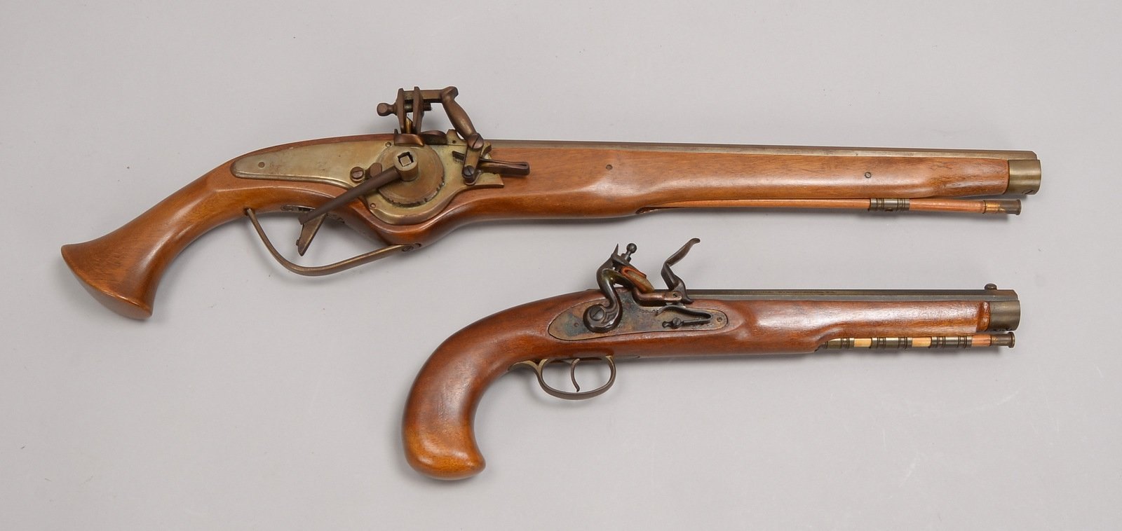 2 Perkussionspistolen (Repliken), Nussbaum-Schaft mit Vorlader; Länge 39 cm/64 cm