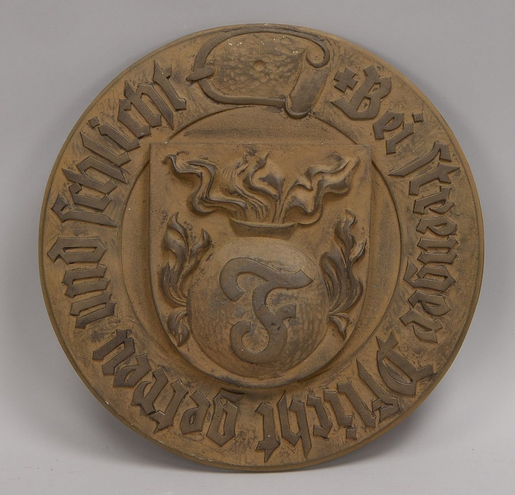 Wappen, Bronze, rund, mit Wahlspruch, 'Bei strenger Pflicht getreu und schlicht'; Ø 38 cm