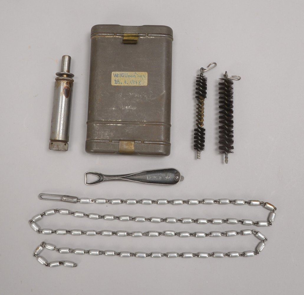 Militaria-Sammleraccessoire, 'Wehrmacht'-Waffenreinigungsset, im Etui