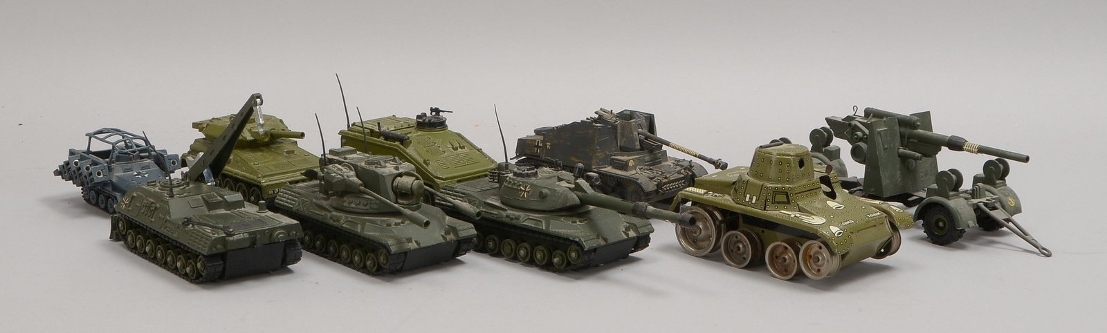 Kl. Slg. Militär-Modellfahrzeuge (überwiegend Dinky/England): 'Panzer', 'Flak', u.a.