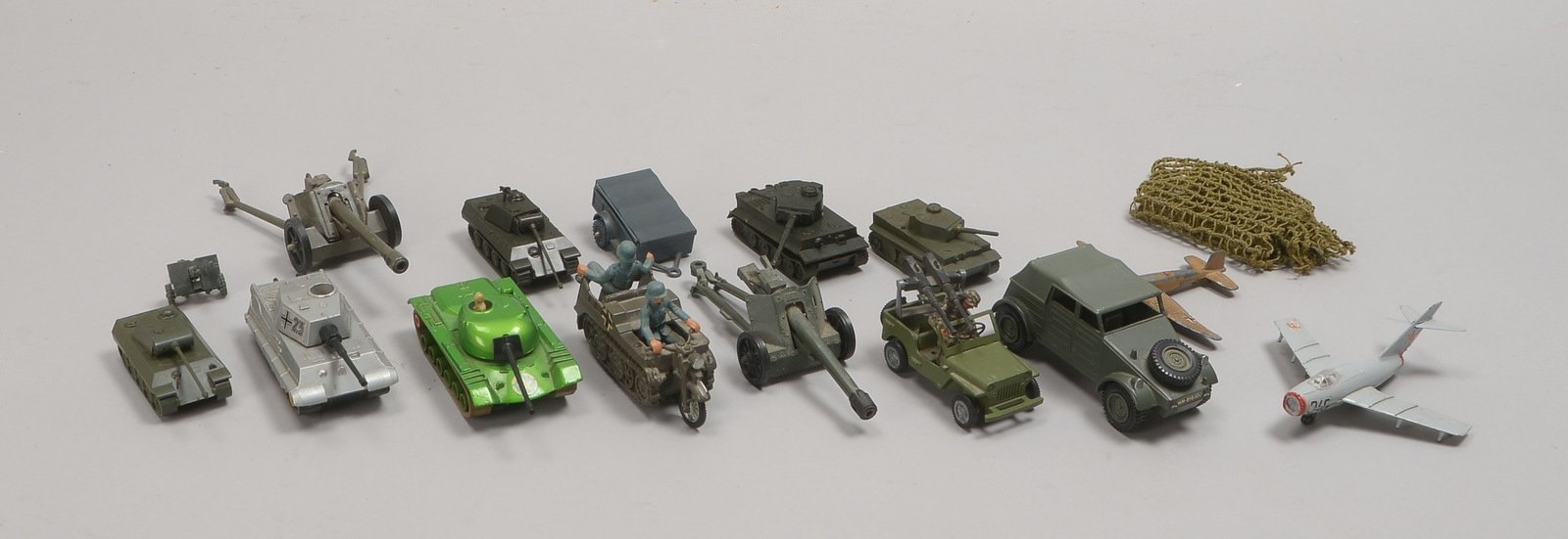 Kleine Sammlung Militär-Modellfahrzeuge und Zubehör/Figuren, 15 Teile