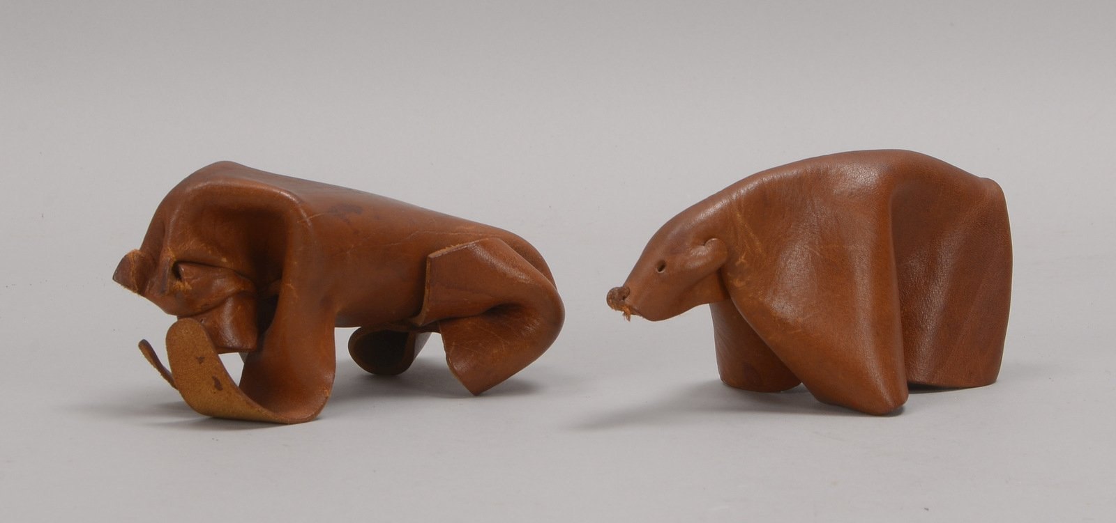 Deru/Wiesbaden, 2 Designer-'Falttiere', cognacfarbenes Leder: 1x 'Ameisenbär', 1x 'Boxerhund'