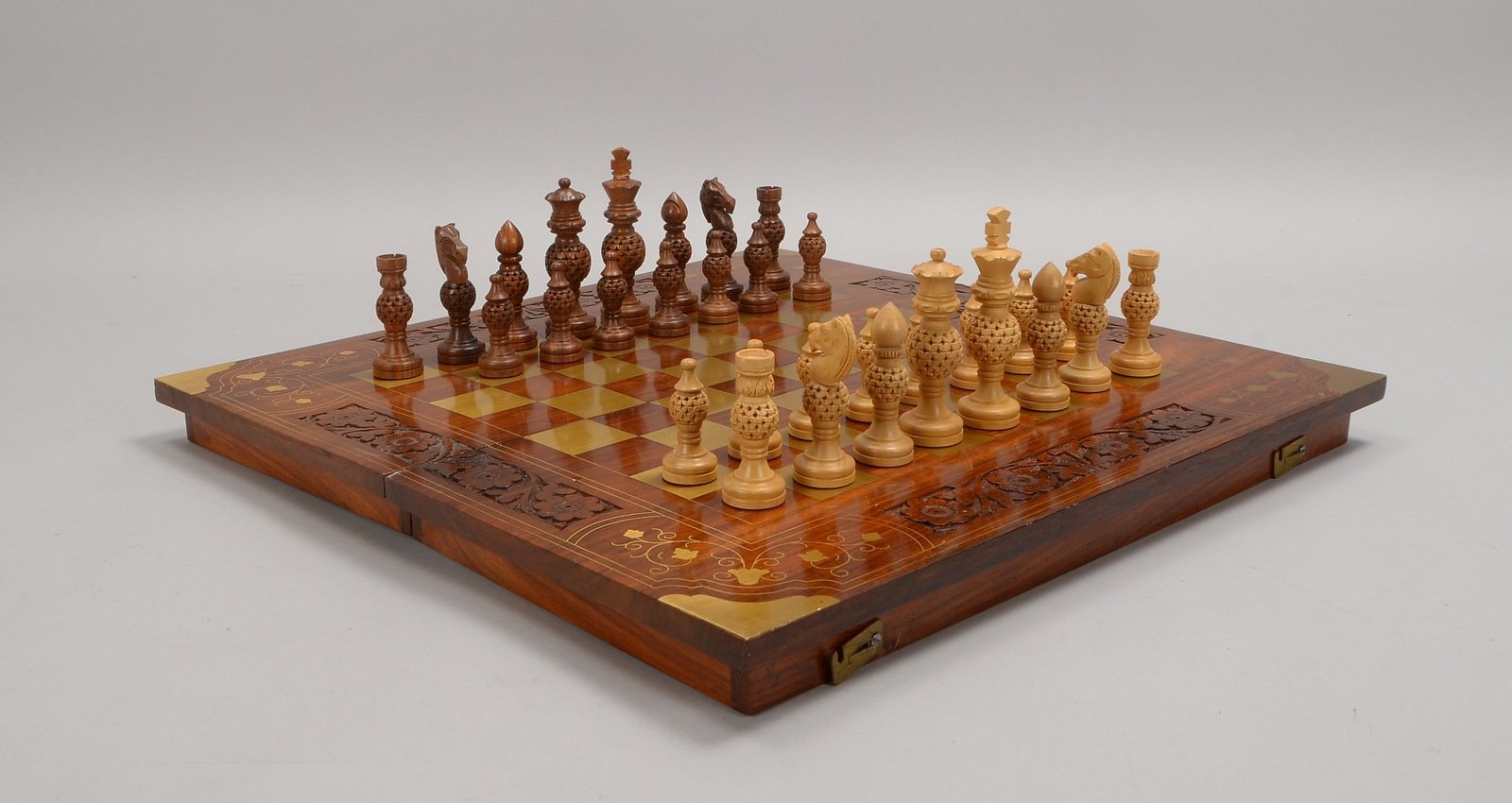 Schachspiel, Mahagoni mit Messing-Einlegearb., innen mit Backgammon-Feld, kompl.