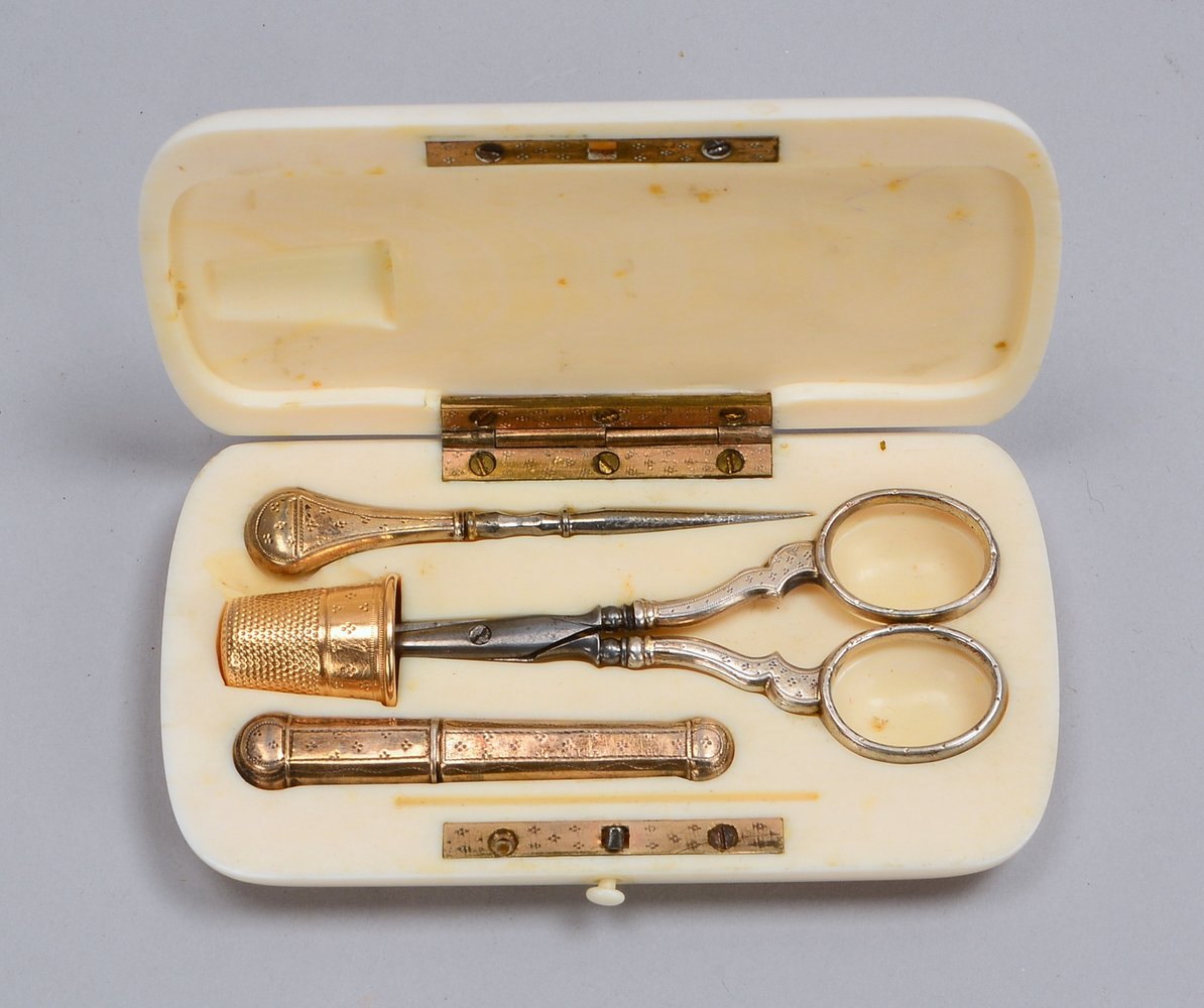 Reise-Nähset, 4-tlg., im Bein-Etui, Maße 5,5 x 10,5 cm - mit 585 GG-Fingerhut, Gew. 4 g
