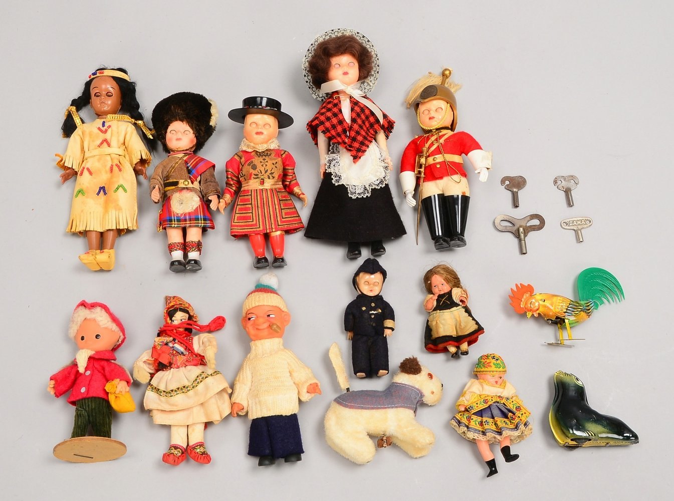 Kleines Spielzeug-Konvolut, überwiegend kl. Puppenfiguren, sowie 2x Blechspielzeuge