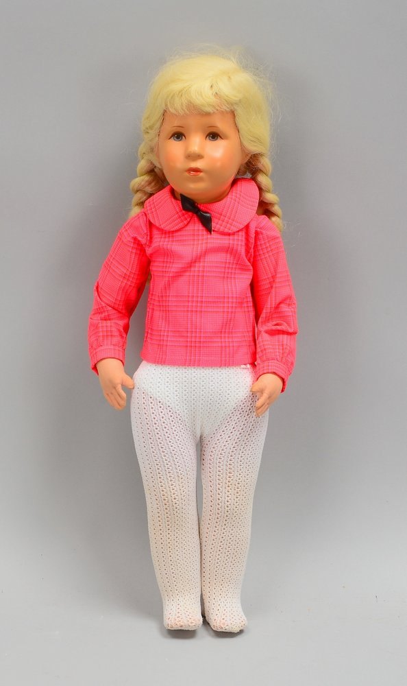 Sammlerpuppe, Käthe Kruse, 'Mädchen mit Zöpfen', Kunststoff-Kopf und Stoffkörper; Höhe 50 cm