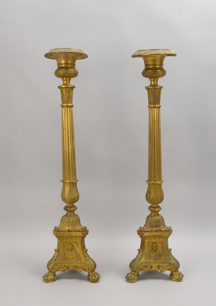 2 Altarleuchter, Bronze, amphorenf. Tülle auf kannel. Schaft, Reliefdekor, auf 3-Fuß-Sockel