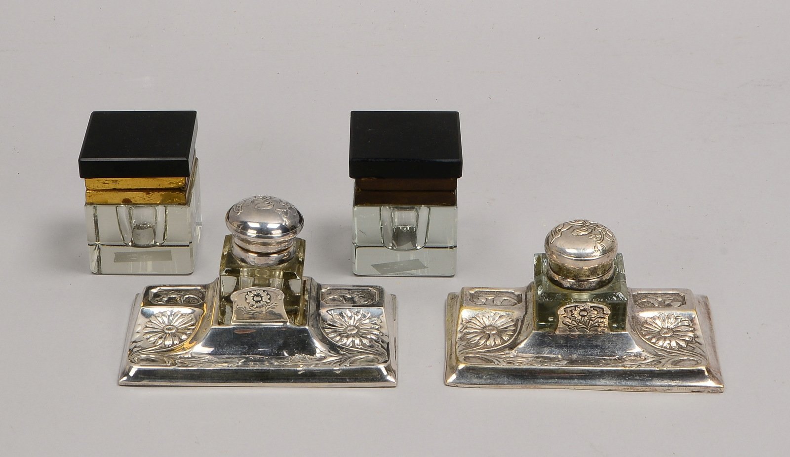 Kleines Tintenfass-Sammlerkonvolut, 2 Paar: 1x Metall und Glas, und 1x Onyx; Höhe 6,5 cm