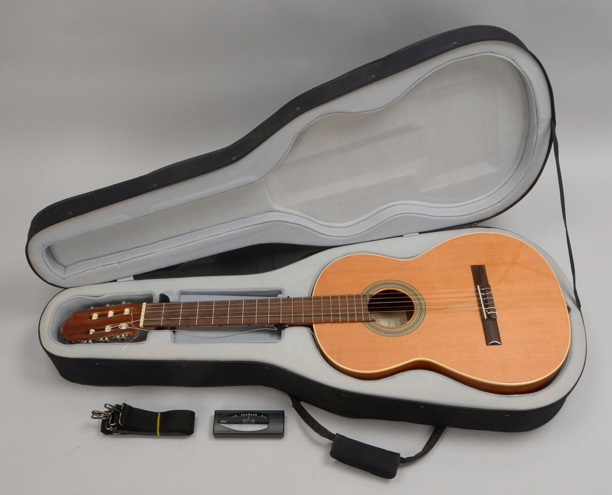 Gitarre ('Mervi'/Spanien), in Box - mit Saiten und Gurt, dazu Korg-Tuner