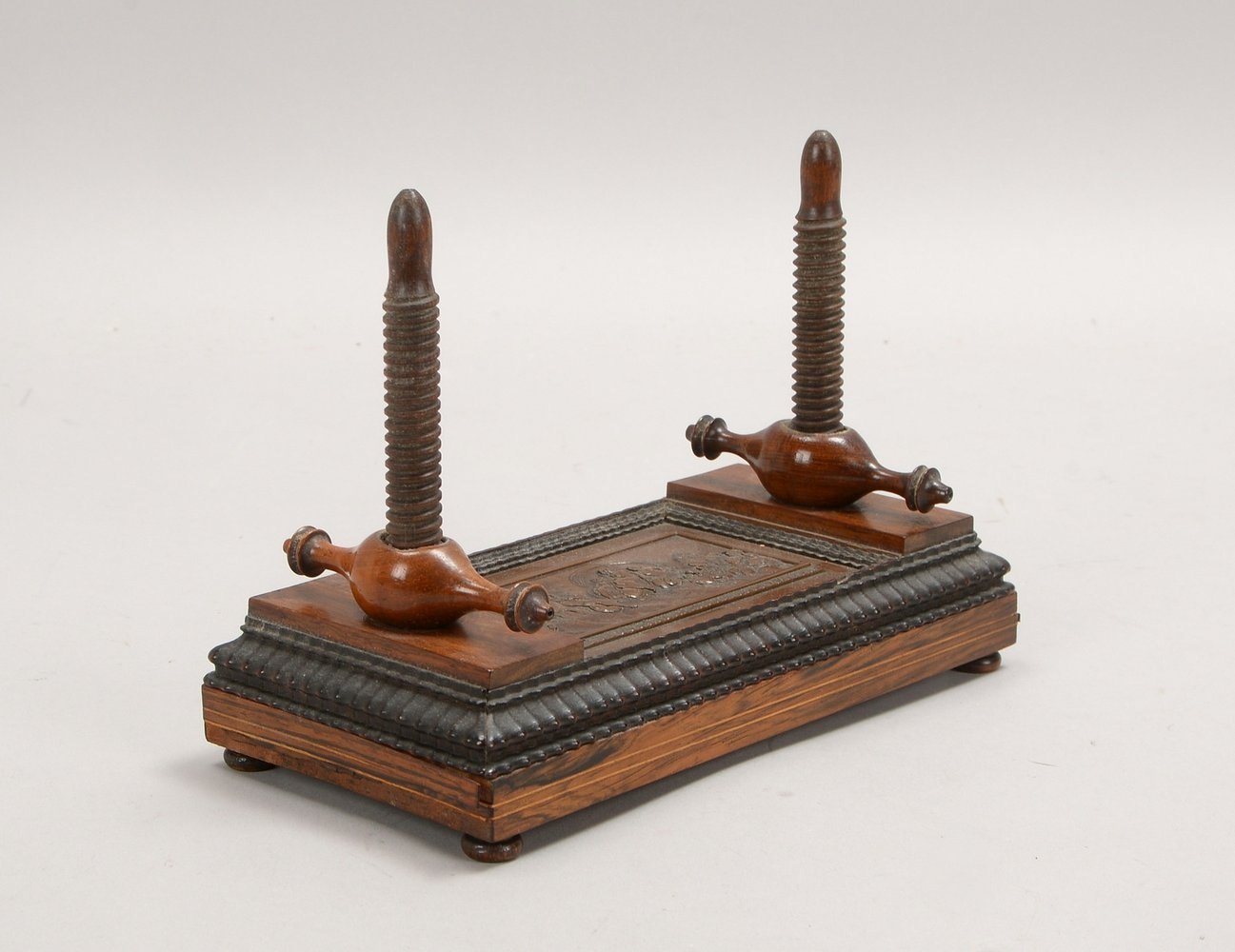 Kartenpresse, Holz mit Palisanderfurnier, kupferne Reliefplatte, sign.; Maße 16 x 23 x 11 cm