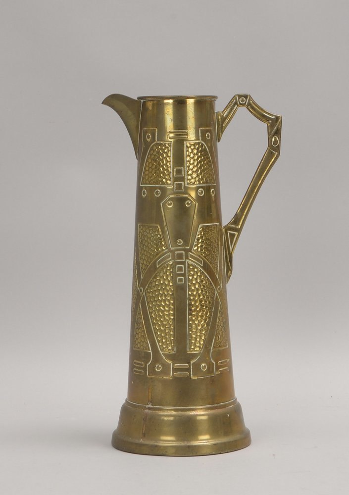 Schenkkanne, Messing, konischer Korpus mit kurzem Ausguss, Wandung mit Jugendstil-Ornamentik, Kanne