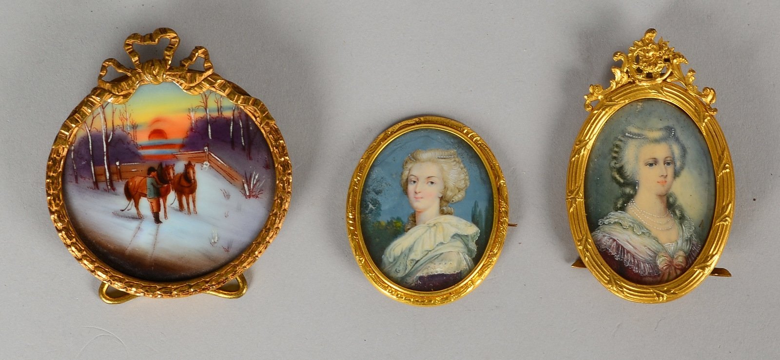 Kl. Miniaturen-Konvolut, 3 Malereien: 2x 'Frauenportraits', 1x 'Pferde im Winter'