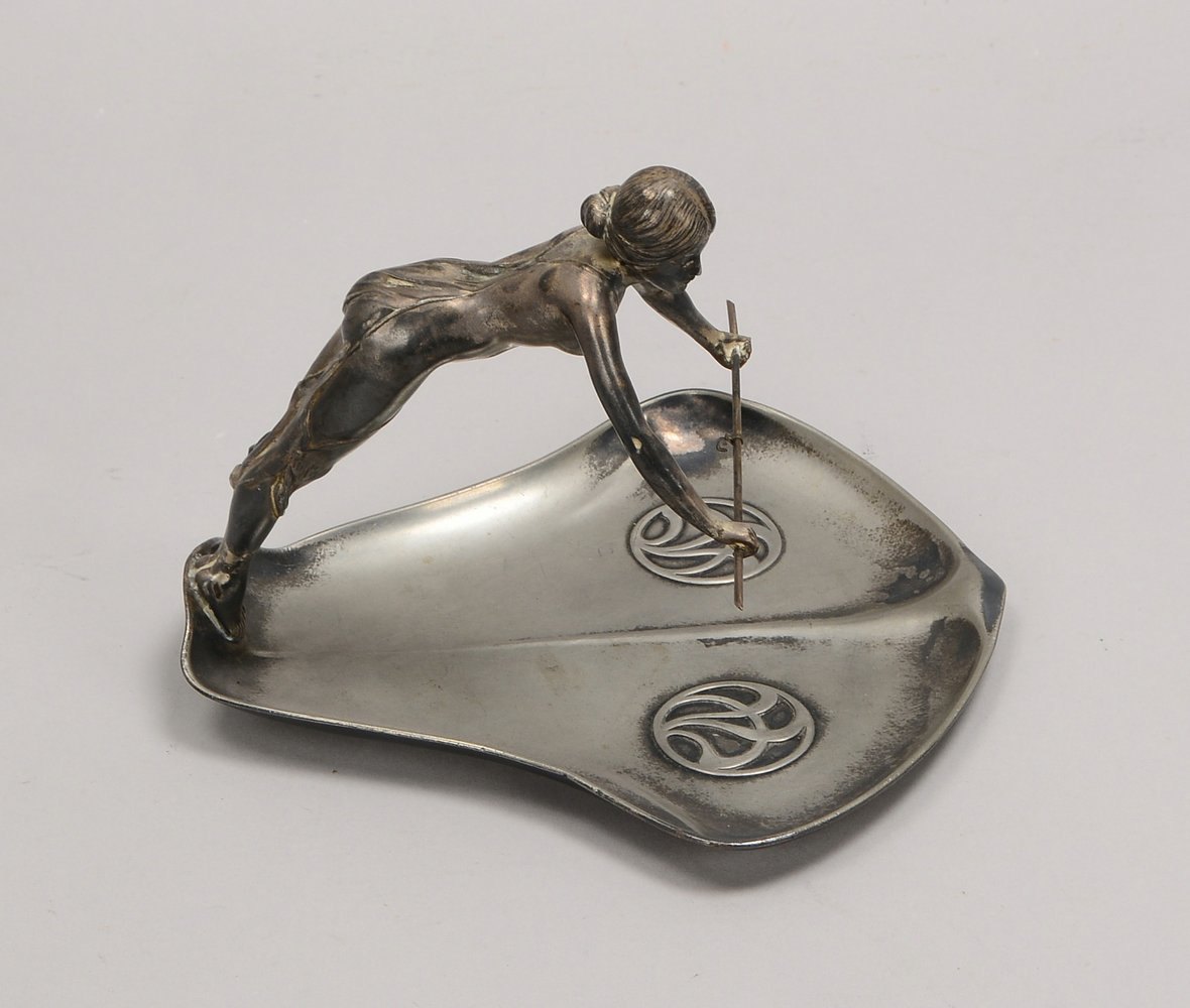 Figürliche Schale (Jugendstil), Zinn - als Taschenuhren-Halter; Höhe 14,5 cm