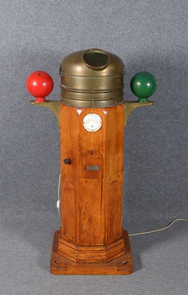 Gr. Schiffskompass, 'N.V. Observator, Rotterdam', auf Holzstand/mit Messsing-Kuppel