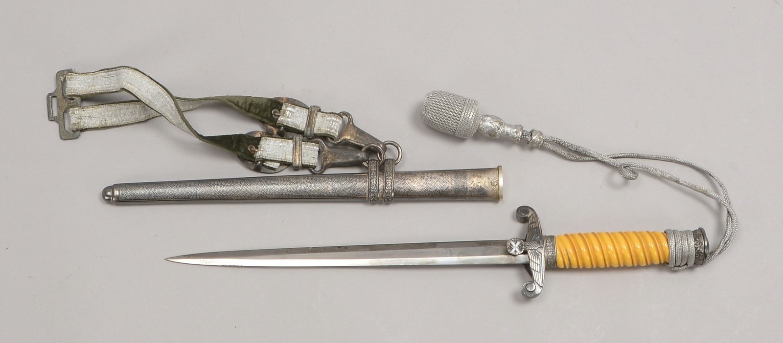 Heeres-Offiziersdolch, Klinge orig. Eichhorn/Solingen, mit Luxus-Gehänge und Portepee