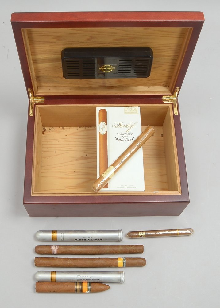 Humidor, Holzkasten in Mahagoni-Optik, innen mit Befeuchter, mit Rest-Befüllung