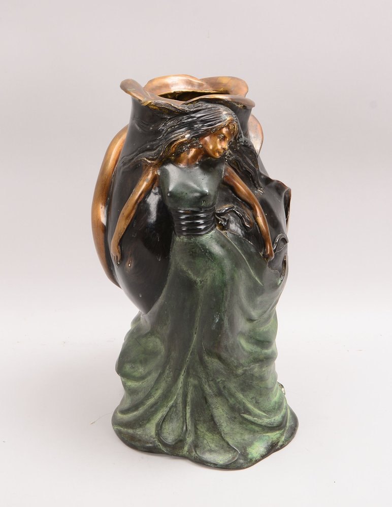 Bronzevase, Wandung mit halbplast. Relief, 'Mädchen mit Putto', partiell farbig gefasst