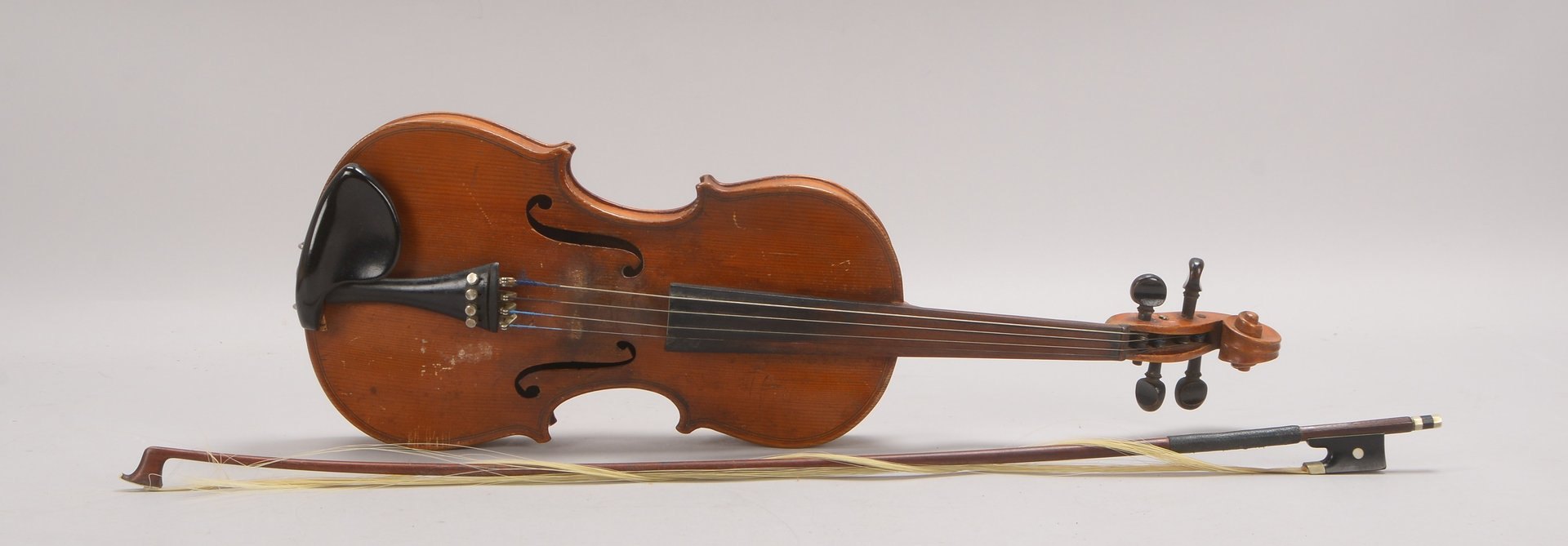 Alte Geige, Zettel bez. 'A. Stradivarius Cremonensis Fac. Anno 1773', mit Bogen/Koffer