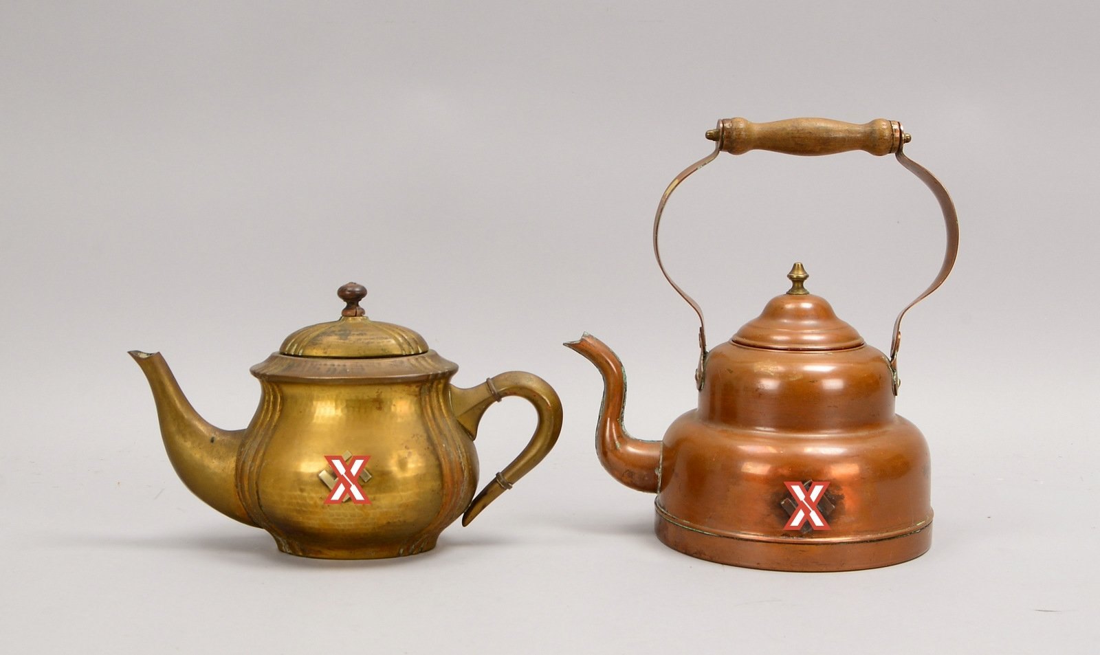 Kupfer-Teekessel und Messing-Kaffeekanne, 'III. Reich', Wandung jew. mit Symbol