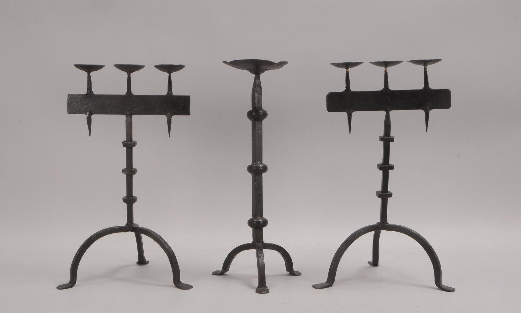 3 Tisch-Kerzenhalter, Eisen: 2x 3-flammig, sowie 1x 1-flammig; Höhe ca. 42 cm