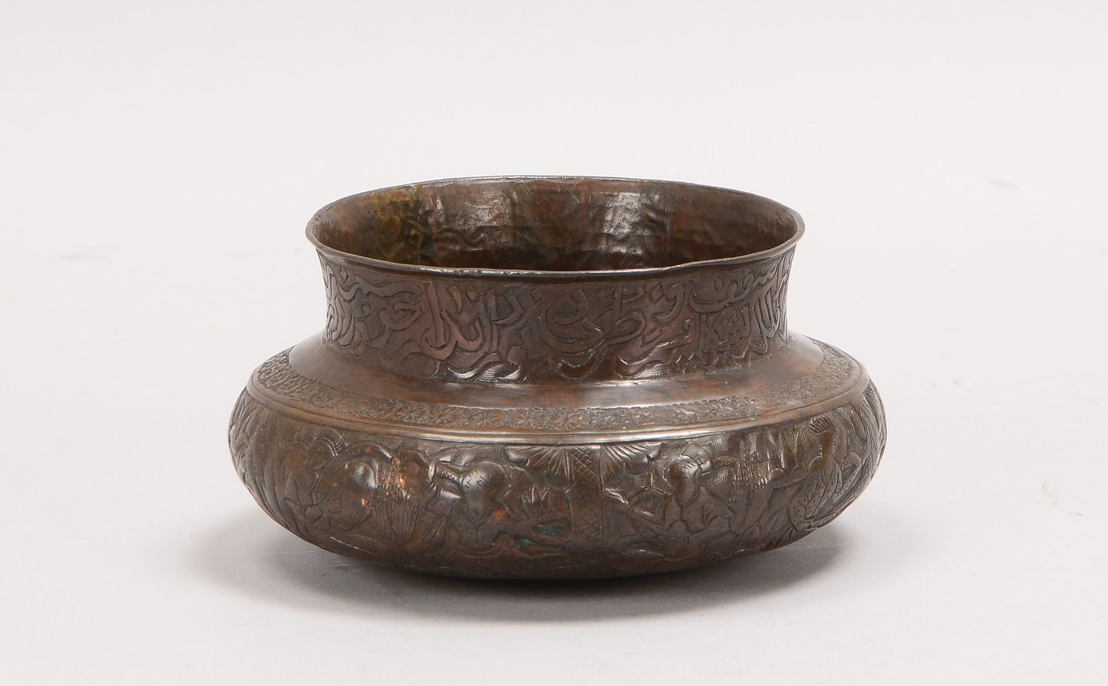 Schale (isl.), Messing, bronzef. Patina, Hals/Wandung mit figürl. Darst./arab. Kalligr.