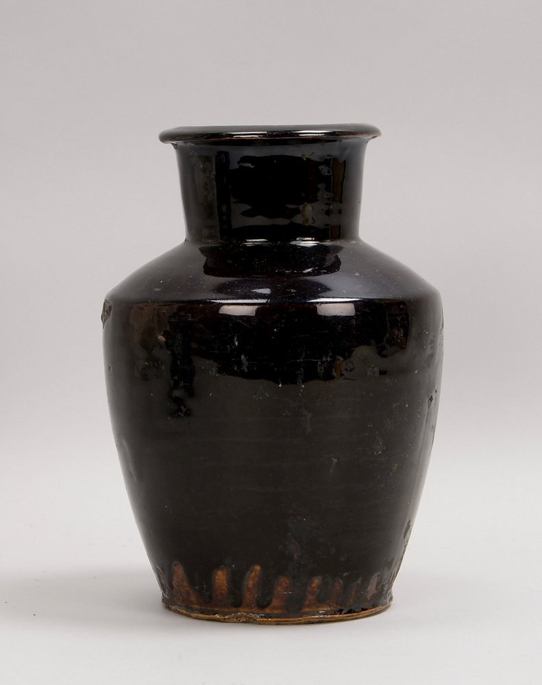 Vase (China, 16. Jh. - Ming-Dynastie), Keramik, mit schwarzer Glasur; Höhe 28 cm